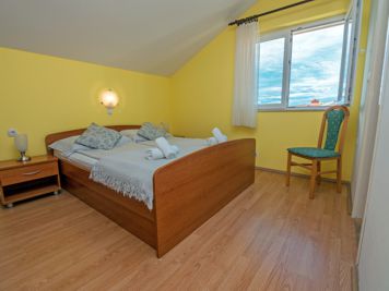 green apartment, bedroom, double bed